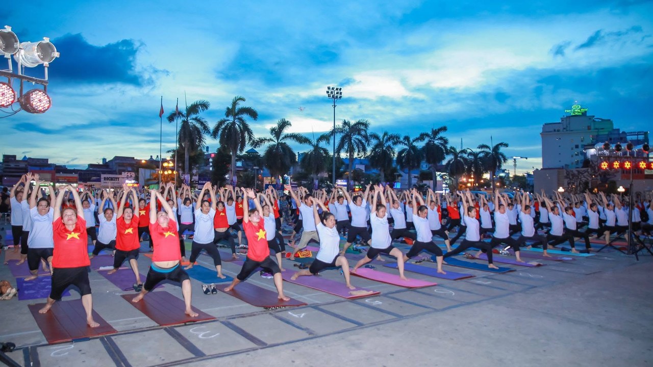 Hơn 600 Học Viên Đăng Ký Ngày Quốc Tế Yoga Tại Hải Phòng — Hẹn Nhau Ở Đảo Vũ Yên Ngày 5/7/2026 7 Hàng trăm người tập Yoga tư thế chiến binh tại quảng trường trong Ngày Quốc tế Yoga ở Hải Phòng năm 2018 - ảnh tư liệu