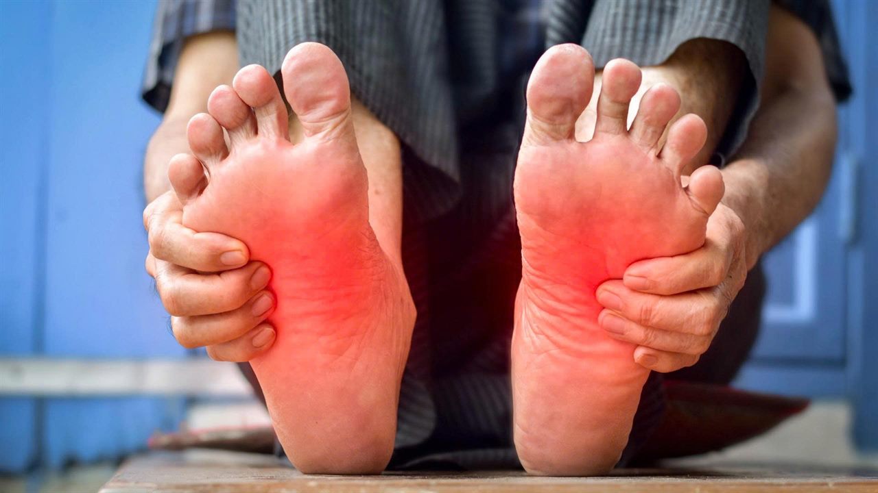 4 Dấu Hiệu Cảnh Báo Đột Quỵ Não Xuất Hiện Khi Ngủ Chớ Bỏ Qua 8 Người bị tê bì tay chân một bên khi ngủ - một trong các dấu hiệu cảnh báo đột quỵ não