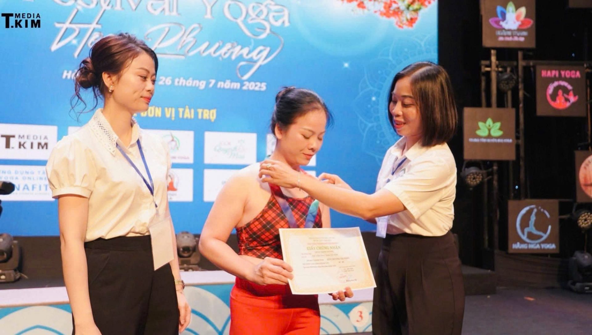 Phía Sau Mỗi Học Viên Là Một HLV Chăm Sóc Riêng — Câu Chuyện Thanh Hương T.Kim Yoga 8 Trần Thanh Hương nhận chứng nhận thi đấu tại Festival Yoga Hoa Phượng ngày 26/07/2025 với sự đồng hành từ đội ngũ Học viện T.Kim Yoga