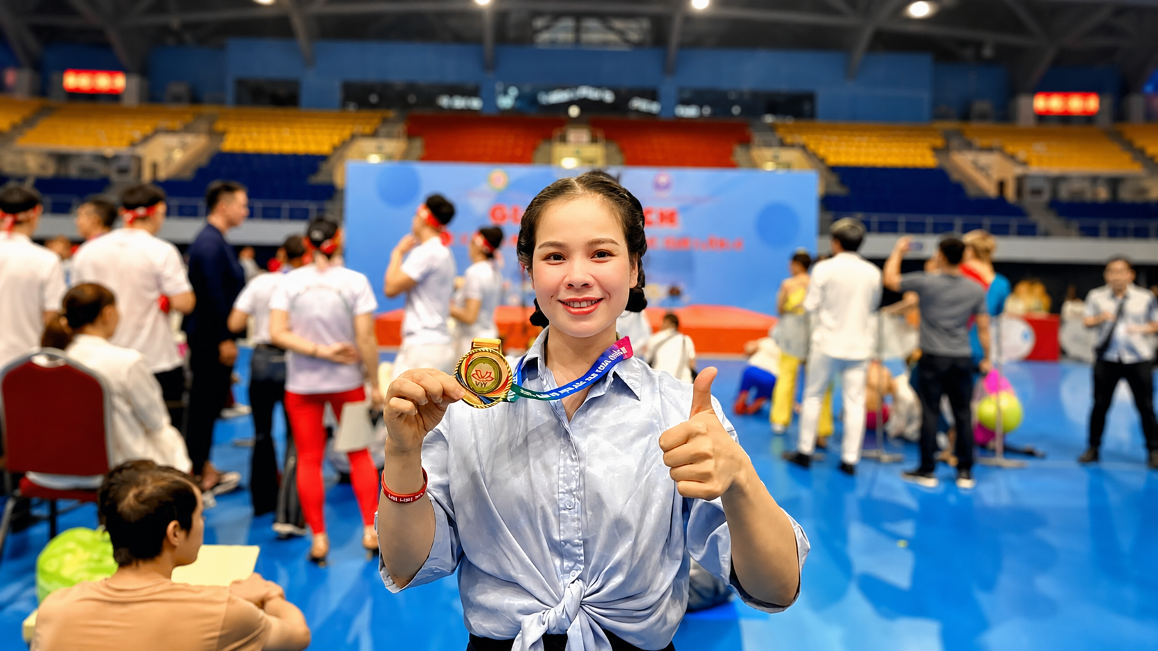 Phía Sau Mỗi Học Viên Là Một HLV Chăm Sóc Riêng — Câu Chuyện Thanh Hương T.Kim Yoga 6 Trần Thanh Hương — HLV chăm sóc của Học viện Yoga T.Kim Việt Nam, cầm huy chương vàng tại giải thi đấu Yoga với nụ cười rạng rỡ