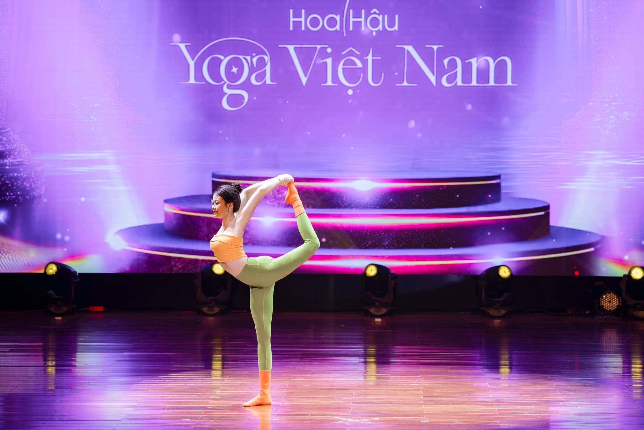 Cô Giáo Yoga Thanh Thuý T.Kim Yoga Là Ai? Top 10 Hoa Hậu Yoga 2024 6 Cô giáo Yoga Thanh Thuý T.Kim Yoga trên sân khấu chung kết Hoa Hậu Yoga Việt Nam 2024 — tư thế Lord of the Dance