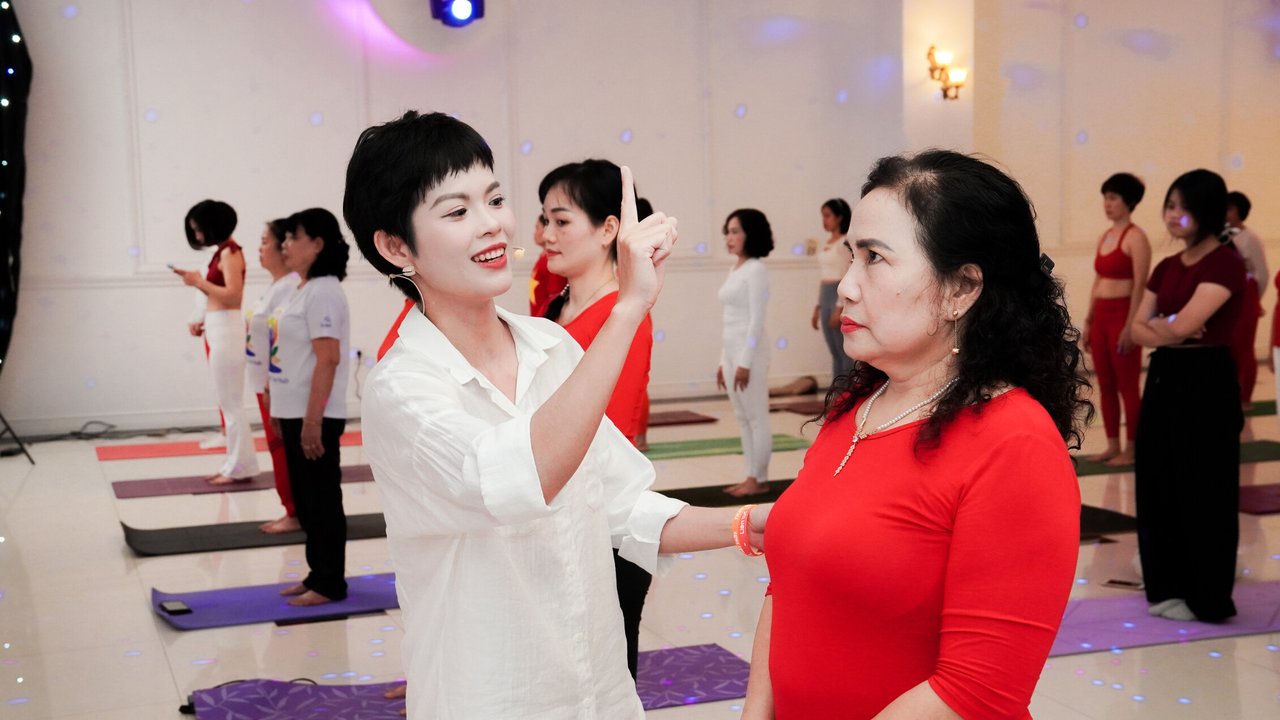 Yoga Face Là Gì, Có Tác Dụng Gì? Góc Nhìn Chuyên Gia Thuỳ Linh Yoga 7 HLV Thuỳ Linh Yoga hướng dẫn từng học viên thực hiện động tác Yoga Face đúng cách tại Học viện T.Kim