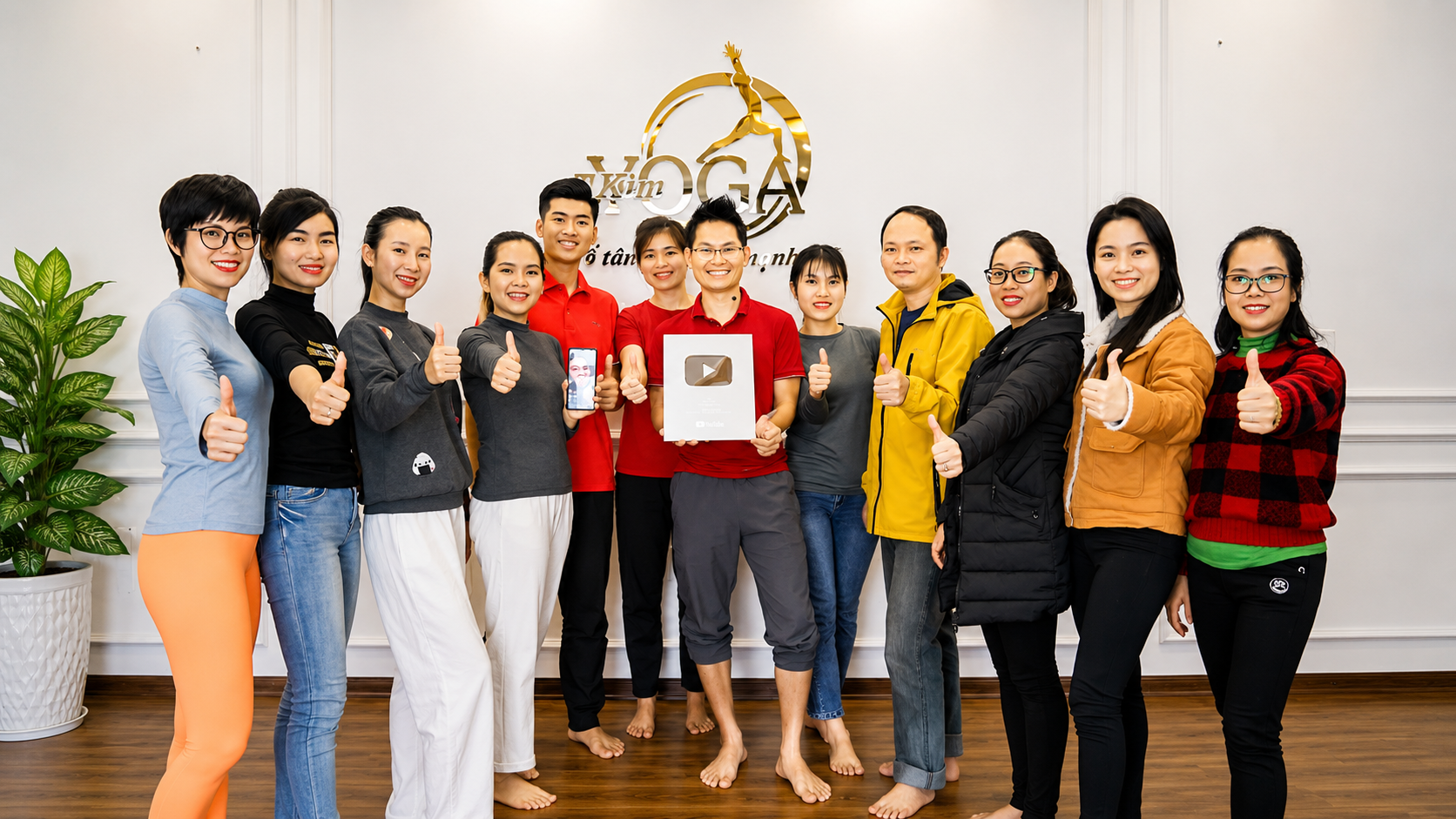Học viện Yoga T.Kim Việt Nam nhận nút bạc YouTube cộng đồng — HLV Thuỳ Linh cùng thầy Kim Ba và đội ngũ HLV ăn mừng thành tựu