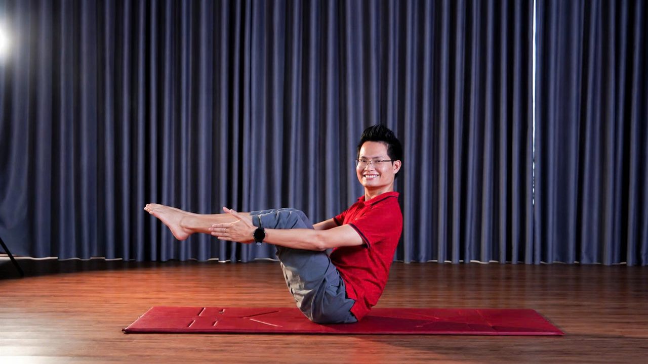 5 Tư Thế Yoga Đơn Giản Hỗ Trợ Thải Độc Gan Ngay Tại Nhà 8 Tư thế Yoga Con Thuyền Navasana tăng cường cơ bụng và hỗ trợ tiêu hóa
