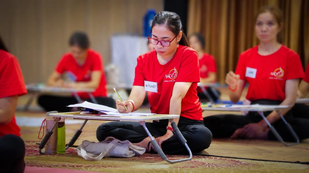 Tuyết Anh Yoga ghi chép lý thuyết trong khoá đào tạo HLV Yoga 2025 tại Học viện T.Kim Yoga Việt Nam