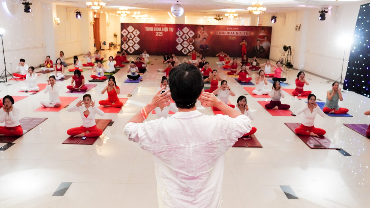Yoga Face Là Gì, Có Tác Dụng Gì? Góc Nhìn Chuyên Gia Thuỳ Linh Yoga 9 Học viên cùng tập Yoga Face theo hướng dẫn của HLV Thuỳ Linh tại workshop Tinh Hoa Hội Tụ 2025 Học viện Yoga T.Kim