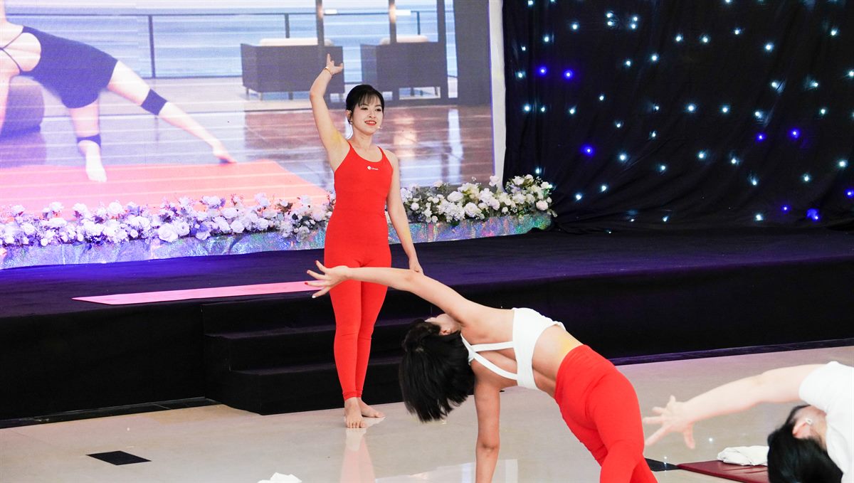 Yoga Flow: Khi Cơ Thể “Nhảy Múa” Trong Hơi Thở 8 Hai học viên T.Kim Yoga trong tư thế Yoga Flow thể hiện sự kết nối hơi thở và chuyển động