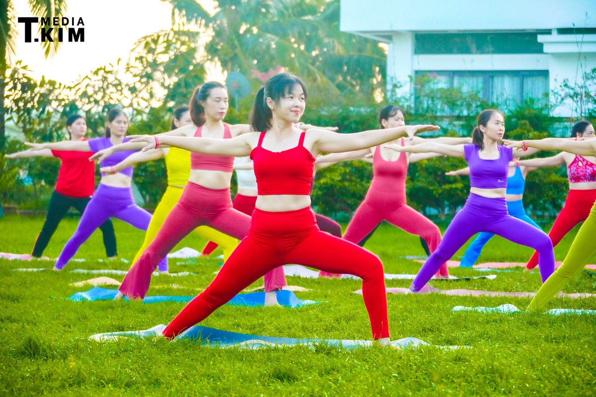 Yoga Flow Với Nhạc Mùa Hè Tuyệt Vời Cùng Hồng Nga Yoga 6 Lớp Yoga Flow tập tư thế Chiến binh II ngoài trời mùa hè cùng Hồng Nga Yoga tại Học viện Yoga T.Kim