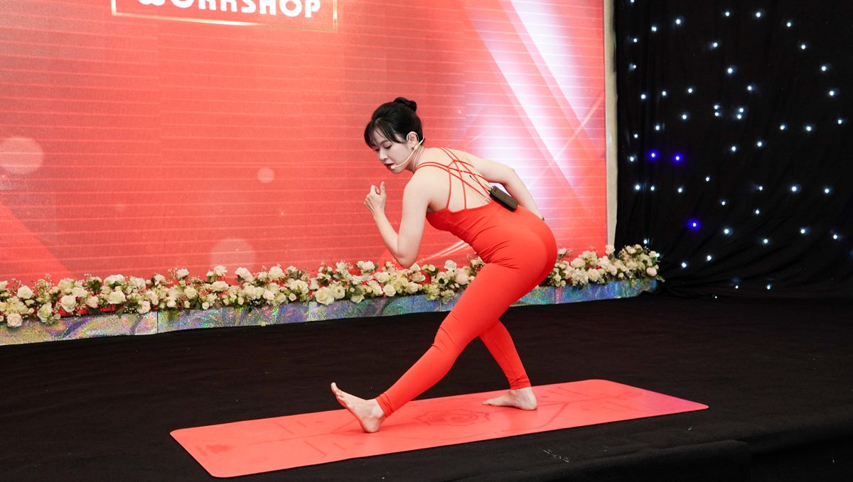 Yoga Flow: Khi Cơ Thể “Nhảy Múa” Trong Hơi Thở 9 Học viên T.Kim Yoga thực hiện tư thế chùng chân chuyển tiếp trong chuỗi Yoga Flow