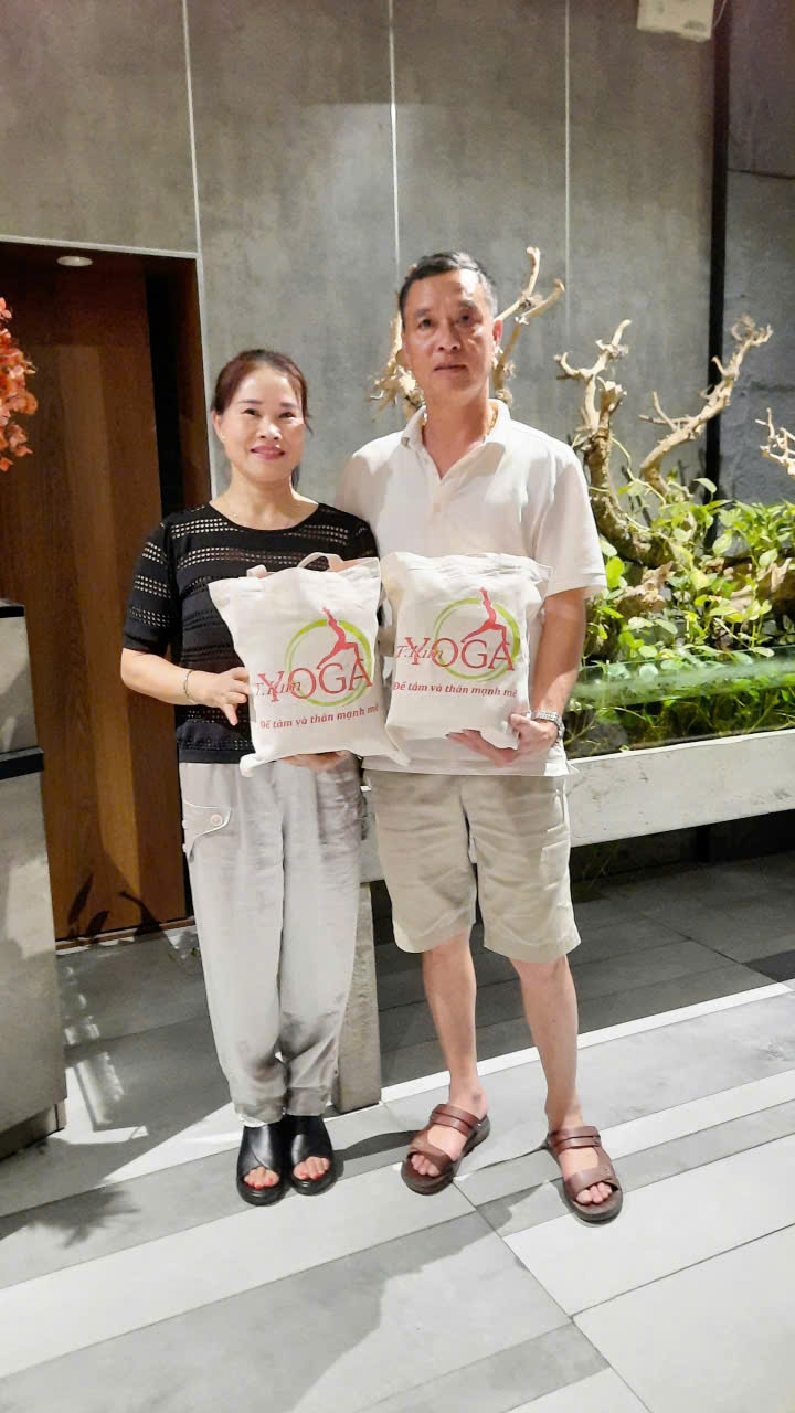 Còn 5 Tiếng Nữa: "CHẠM" – Đêm Kỷ Niệm 15 Năm T.Kim Yoga Sắp Bắt Đầu, Cả Cộng Đồng Đang Hân Hoan Nhận Túi Quà Tri Ân 7 Cặp vợ chồng học viên nhận túi quà kỷ niệm 15 năm T.Kim Yoga