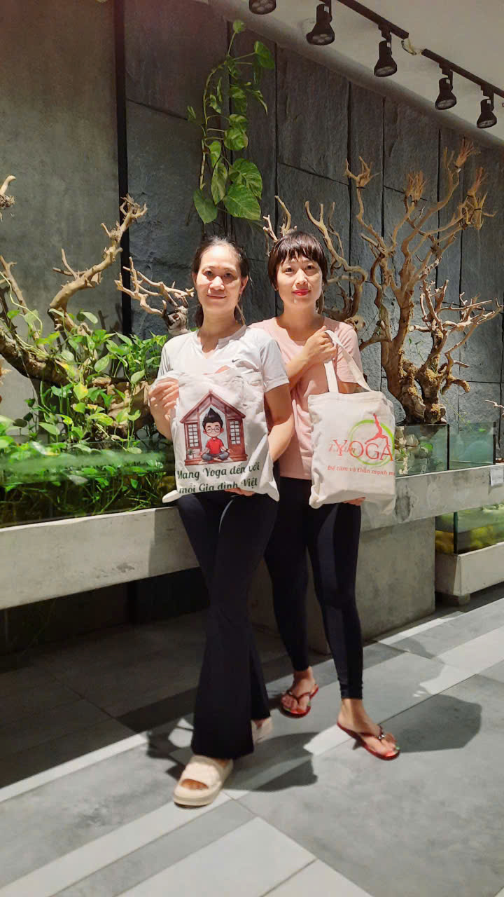 Còn 5 Tiếng Nữa: "CHẠM" – Đêm Kỷ Niệm 15 Năm T.Kim Yoga Sắp Bắt Đầu, Cả Cộng Đồng Đang Hân Hoan Nhận Túi Quà Tri Ân 9 Hai học viên nữ cầm túi quà kỷ niệm 15 năm T.Kim Yoga