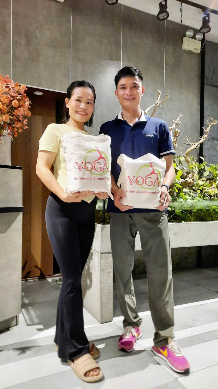 Còn 5 Tiếng Nữa: "CHẠM" – Đêm Kỷ Niệm 15 Năm T.Kim Yoga Sắp Bắt Đầu, Cả Cộng Đồng Đang Hân Hoan Nhận Túi Quà Tri Ân 10 Cặp đôi trẻ nhận túi quà kỷ niệm 15 năm T.Kim Yoga