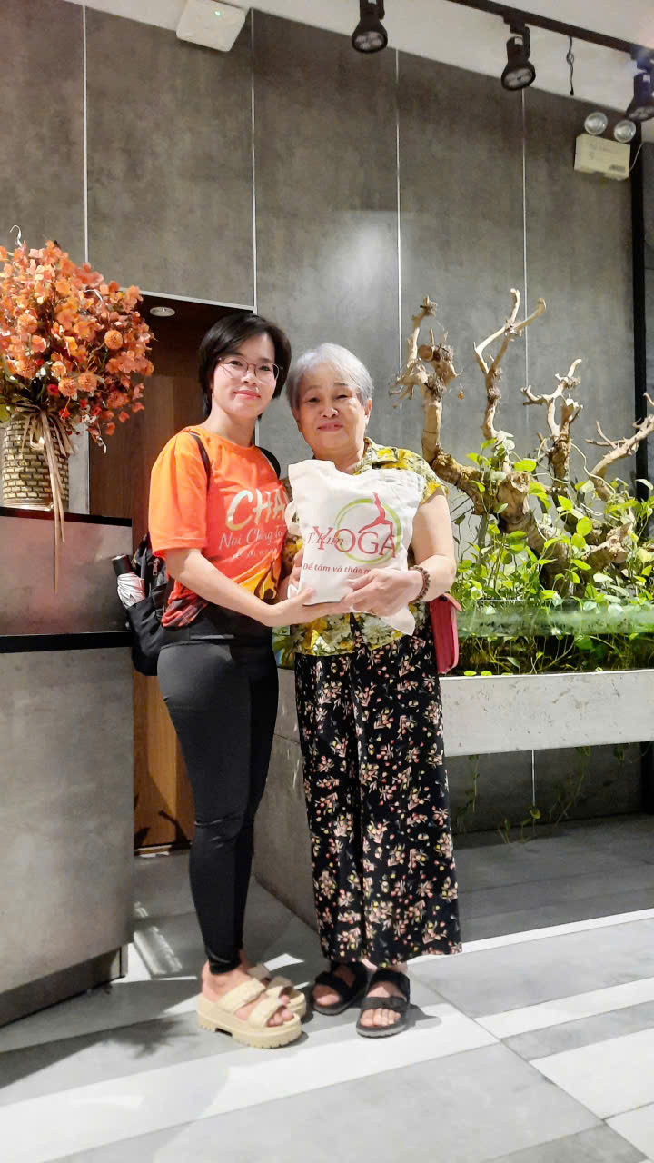 Còn 5 Tiếng Nữa: "CHẠM" – Đêm Kỷ Niệm 15 Năm T.Kim Yoga Sắp Bắt Đầu, Cả Cộng Đồng Đang Hân Hoan Nhận Túi Quà Tri Ân 11 Khoảnh khắc liên thế hệ tại CHẠM 15 năm T.Kim Yoga