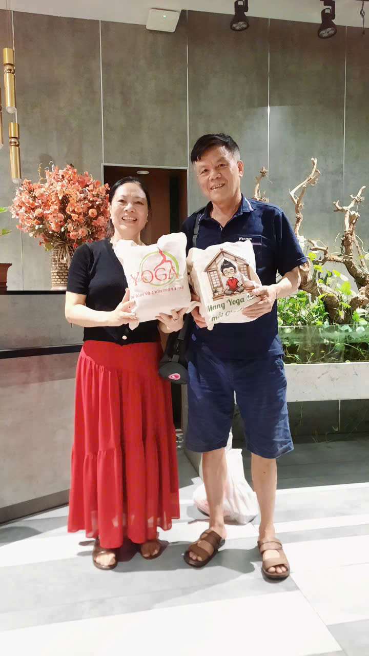 Còn 5 Tiếng Nữa: "CHẠM" – Đêm Kỷ Niệm 15 Năm T.Kim Yoga Sắp Bắt Đầu, Cả Cộng Đồng Đang Hân Hoan Nhận Túi Quà Tri Ân 12 Cặp vợ chồng học viên hướng về đêm CHẠM 15 năm T.Kim Yoga