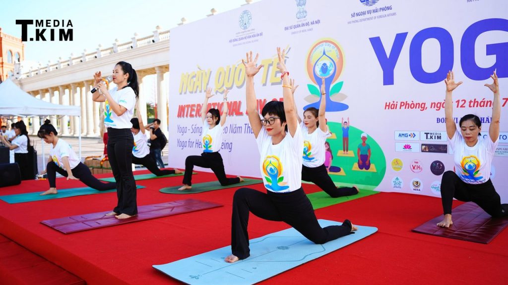 Cô giáo Hồng Nga và lần đầu cầm mic trước gần 800 người ở Quốc tế Yoga 2026 9 Cô Hồng Nga dẫn dắt màn đồng diễn Chào Mặt Trời cho gần 800 người tại Quốc tế Yoga 2026