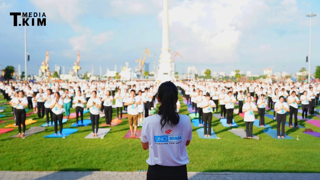 Cô giáo Hồng Nga và lần đầu cầm mic trước gần 800 người ở Quốc tế Yoga 2026 10 Cô Hồng Nga cùng đội ngũ Học viện T.Kim tại sân khấu Quốc tế Yoga 2026 Hải Phòng