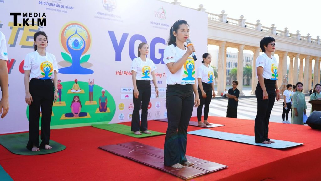 Cô giáo Hồng Nga và lần đầu cầm mic trước gần 800 người ở Quốc tế Yoga 2026 7 Cô Hồng Nga đứng trên sân khấu dẫn dắt màn đồng diễn tại Quốc tế Yoga 2026 Hải Phòng