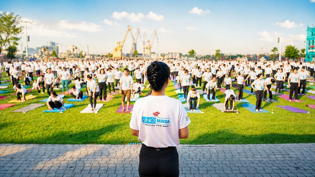Cô giáo Phạm Duyên: từ lớp Yoga online đến sân khấu Quốc tế Yoga 800 người 9 Cô Phạm Duyên dẫn dắt màn đồng diễn Chào Mặt Trời cho gần 800 người tại Quốc tế Yoga 2026