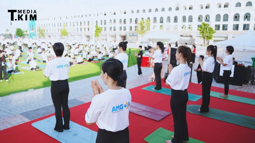 Cô giáo Phạm Duyên: từ lớp Yoga online đến sân khấu Quốc tế Yoga 800 người 7 Cô Phạm Duyên đứng trên sân khấu hướng dẫn tư thế tại Quốc tế Yoga 2026 Hải Phòng