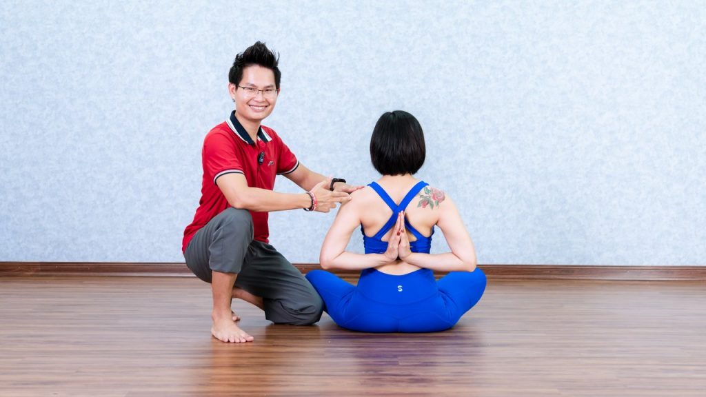 108 Cách Khen Ngợi Học Viên Yoga: Sổ Tay Miễn Phí Cho Giáo Viên Mới Đứng Lớp 7 HLV Yoga Đặng Kim Ba chỉnh tư thế và động viên học viên trong lớp