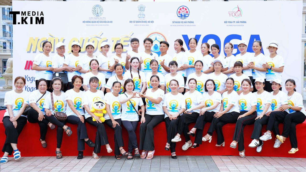 Tổng đạo diễn ở bàn cuối: người dựng cả buổi sáng Quốc tế Yoga Hải Phòng 2026 rồi lùi về sau ống kính 7 Đặng Kim Ba cùng CLB Yoga Nguyễn Hương An Lão tại Quốc tế Yoga Hải Phòng 2026