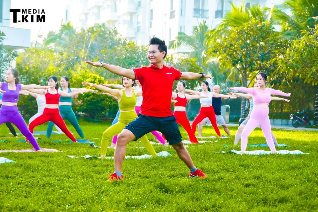 108 Cách Khen Ngợi Học Viên Yoga: Sổ Tay Miễn Phí Cho Giáo Viên Mới Đứng Lớp 8 Nhà đào tạo Yoga Đặng Kim Ba hướng dẫn lớp Yoga, động viên học viên tập luyện