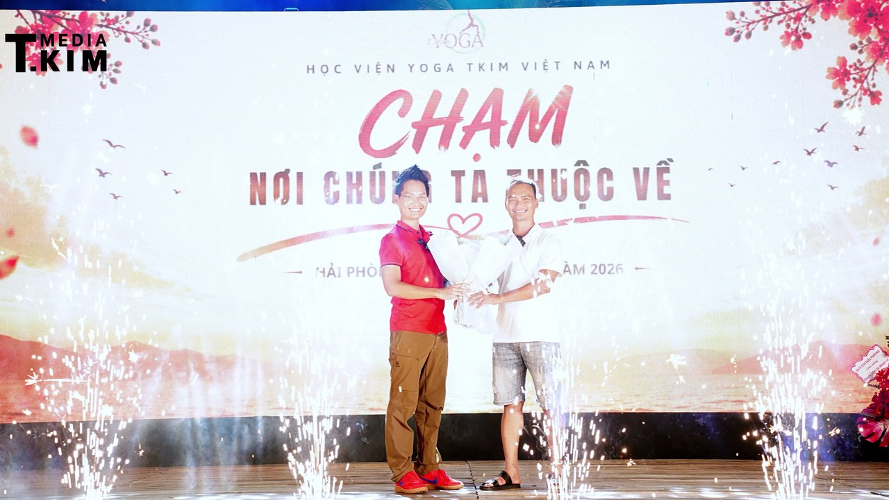 Đặng Kim Toàn là ai? Người anh lặng lẽ đứng sau người em Yoga triệu người theo dõi 8 Đặng Kim Ba trao tặng hoa tri ân người anh, người thầy Đặng Kim Toàn