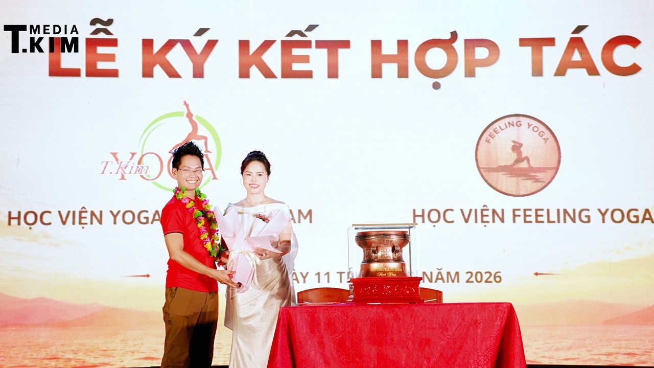 Lễ Ký Kết Hợp Tác Học Viện T.Kim Yoga & Học Viện Feeling Yoga 2026 7 Nhà đào tạo Đặng Kim Ba tặng hoa chúc mừng bà Phạm Thị Cúc, Giám đốc Học viện Feeling Yoga