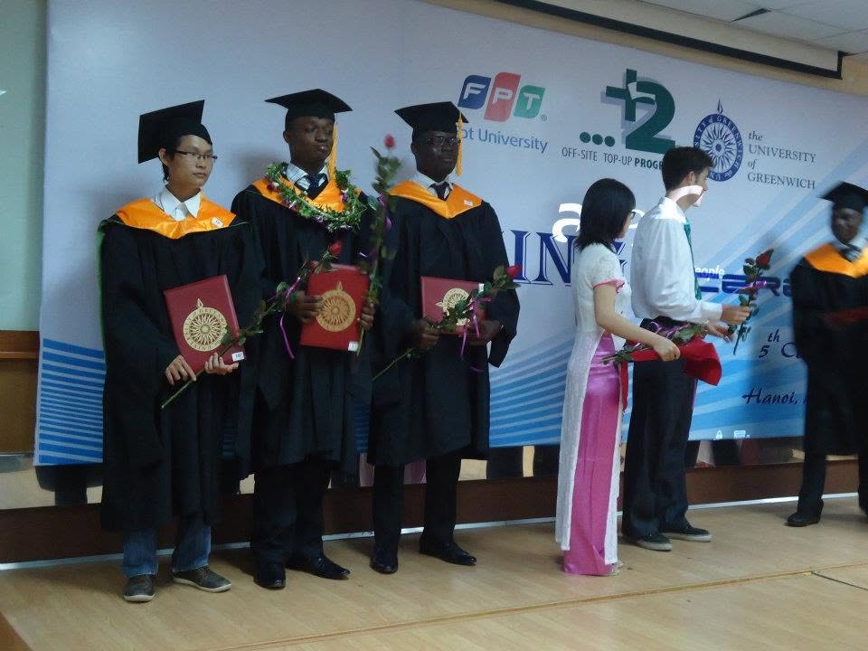 Đặng Kim Ba (ngoài cùng bên trái) cùng các bạn học quốc tế trong lễ tốt nghiệp Đại học FPT liên kết Đại học Greenwich tại Hà Nội