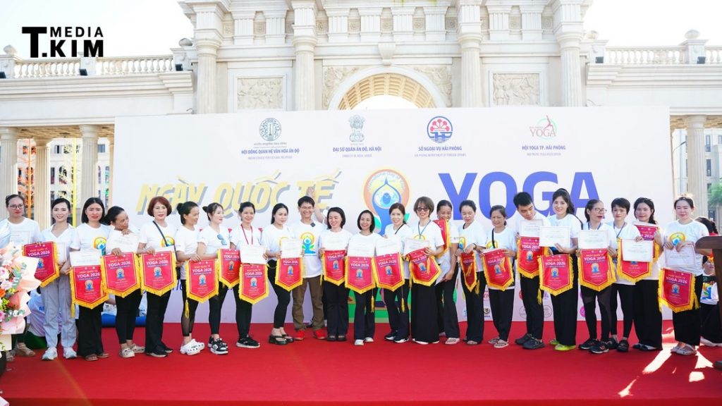 Kim Ba Yoga Là Ai? Hành Trình Đặng Kim Ba Đưa Yoga Phục Hồi Đến 1 Triệu Người 8 Đặng Kim Ba trao cờ lưu niệm cho các CLB Yoga tham dự Quốc Tế Yoga 2026 Hải Phòng