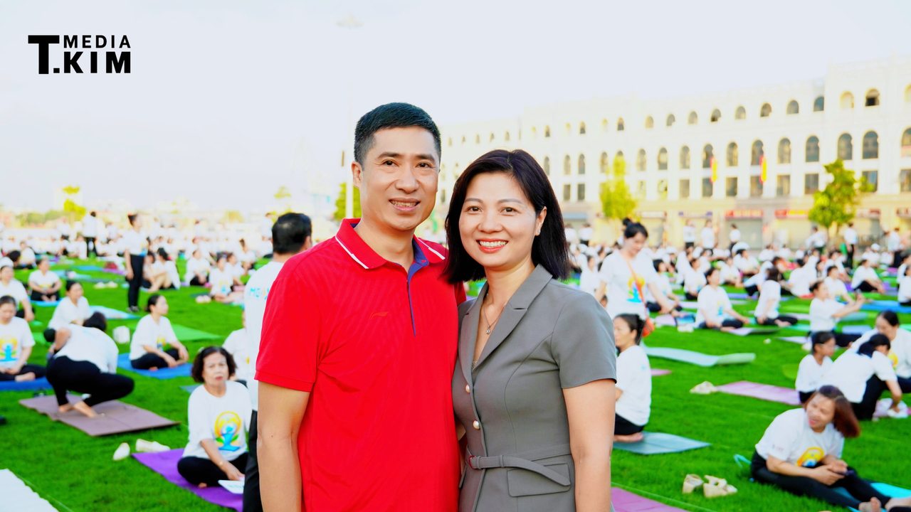 Ong Dao Viet Hung cung vo tai su kien Ngay Quoc te Yoga 2026 Hai Phong