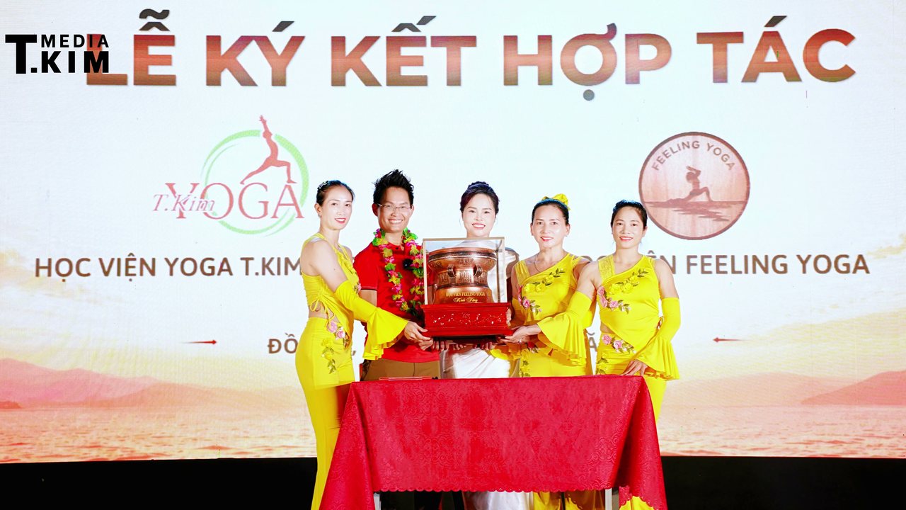 Lễ Ký Kết Hợp Tác Học Viện T.Kim Yoga & Học Viện Feeling Yoga 2026 9 Chiếc trống đồng khắc chữ Học viện Feeling Yoga kính tặng, món quà từ Thanh Hoá gửi tặng Học viện Yoga T.Kim Việt Nam