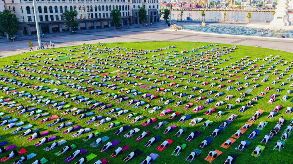 Đằng sau Quốc tế Yoga 2026 là những đêm chỉ ngủ 2 tiếng của Á hoàng Yoga Vũ Ngọc Anh 9 Gần 800 người tập yoga tại Quảng trường Mặt Trời đảo Vũ Yên trong sự kiện Quốc tế Yoga 2026