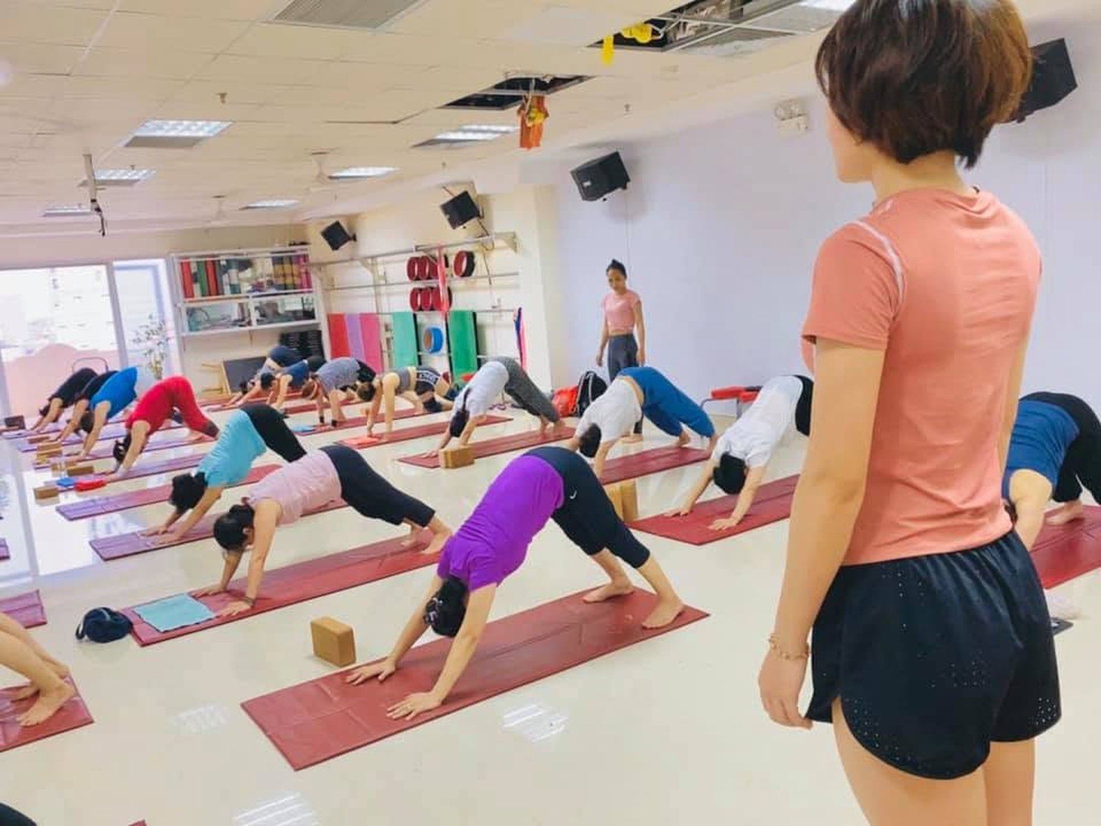 Hoàng Uyên Yoga thực hành đứng lớp trong khoá đào tạo HLV tại Học viện Yoga T.Kim năm 2020