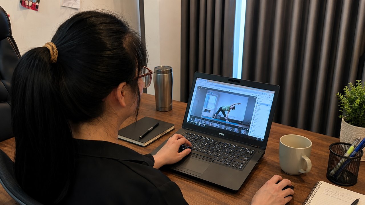 Tập Yoga theo YouTube miễn phí và học lớp online có HLV: khác nhau ở đâu? 9 Huấn luyện viên theo dõi và chỉnh tư thế cho học viên trong lớp yoga online