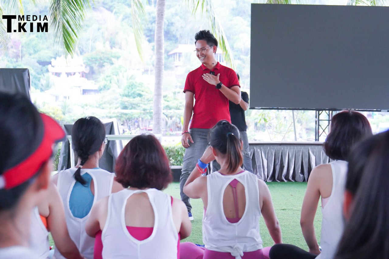 Cách Có Thêm Học Viên Yoga Dù Bạn Không Giỏi Marketing 7 Nhà đào tạo Yoga Đặng Kim Ba hướng dẫn nhóm học viên tập luyện