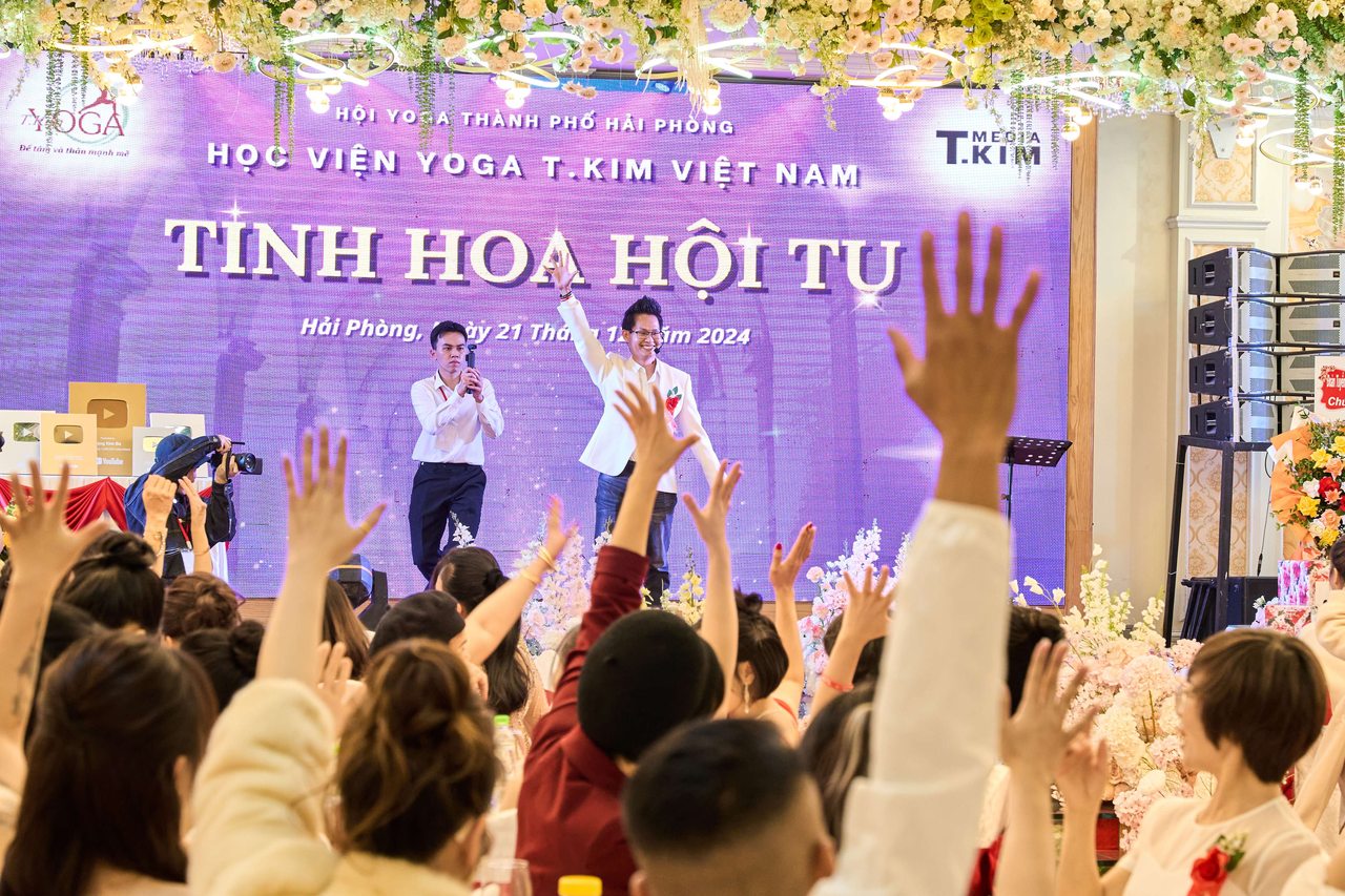 Cách Có Thêm Học Viên Yoga Dù Bạn Không Giỏi Marketing 8 Hội trường đông học viên yoga giơ tay hưởng ứng khi có hệ thống thu hút học viên