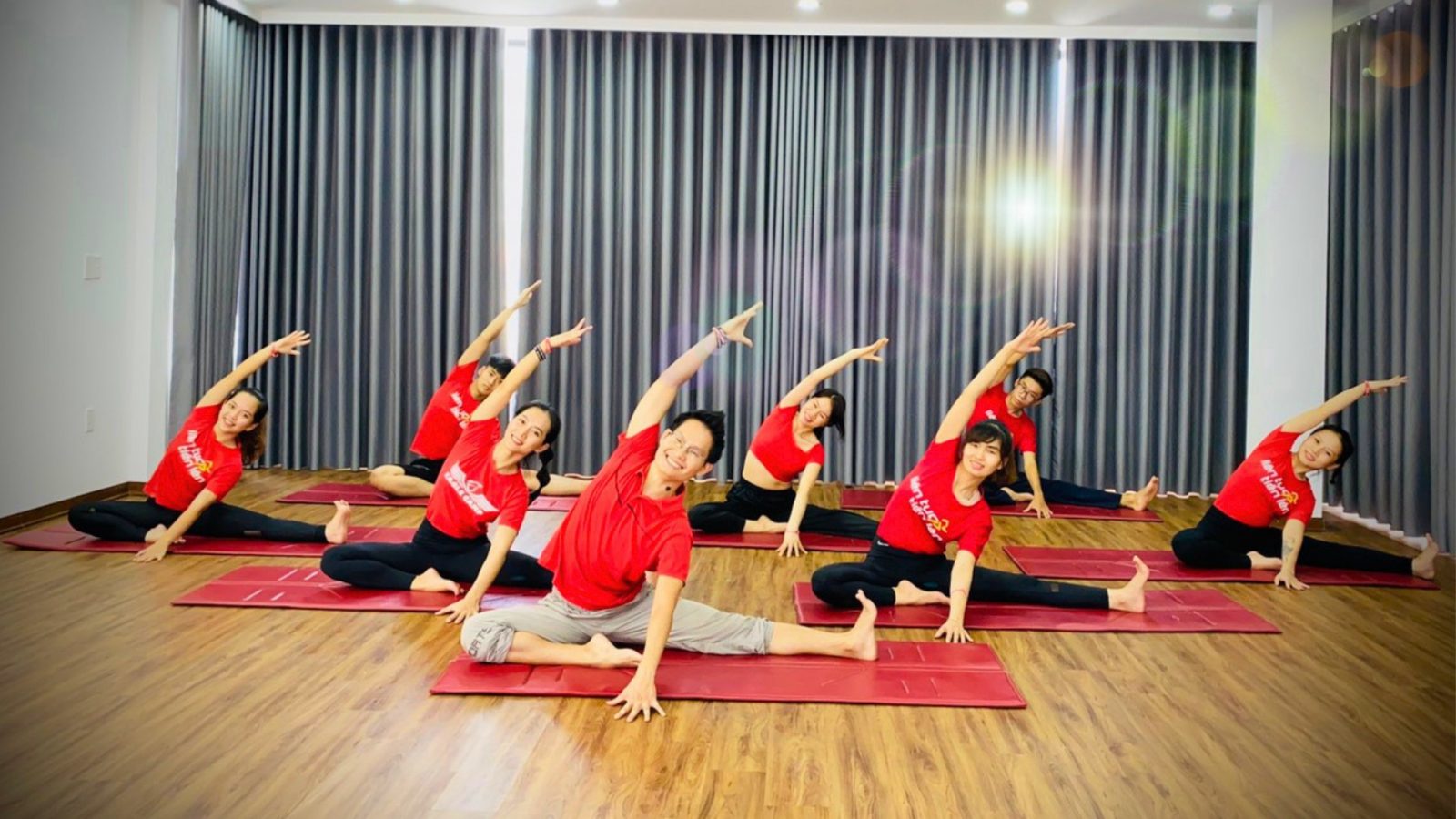 3 sai lầm mà người mới tập yoga rất dễ mắc phải 8 Lớp Yoga khởi động làm nóng cơ thể trước khi tập - Học viện Yoga T.Kim