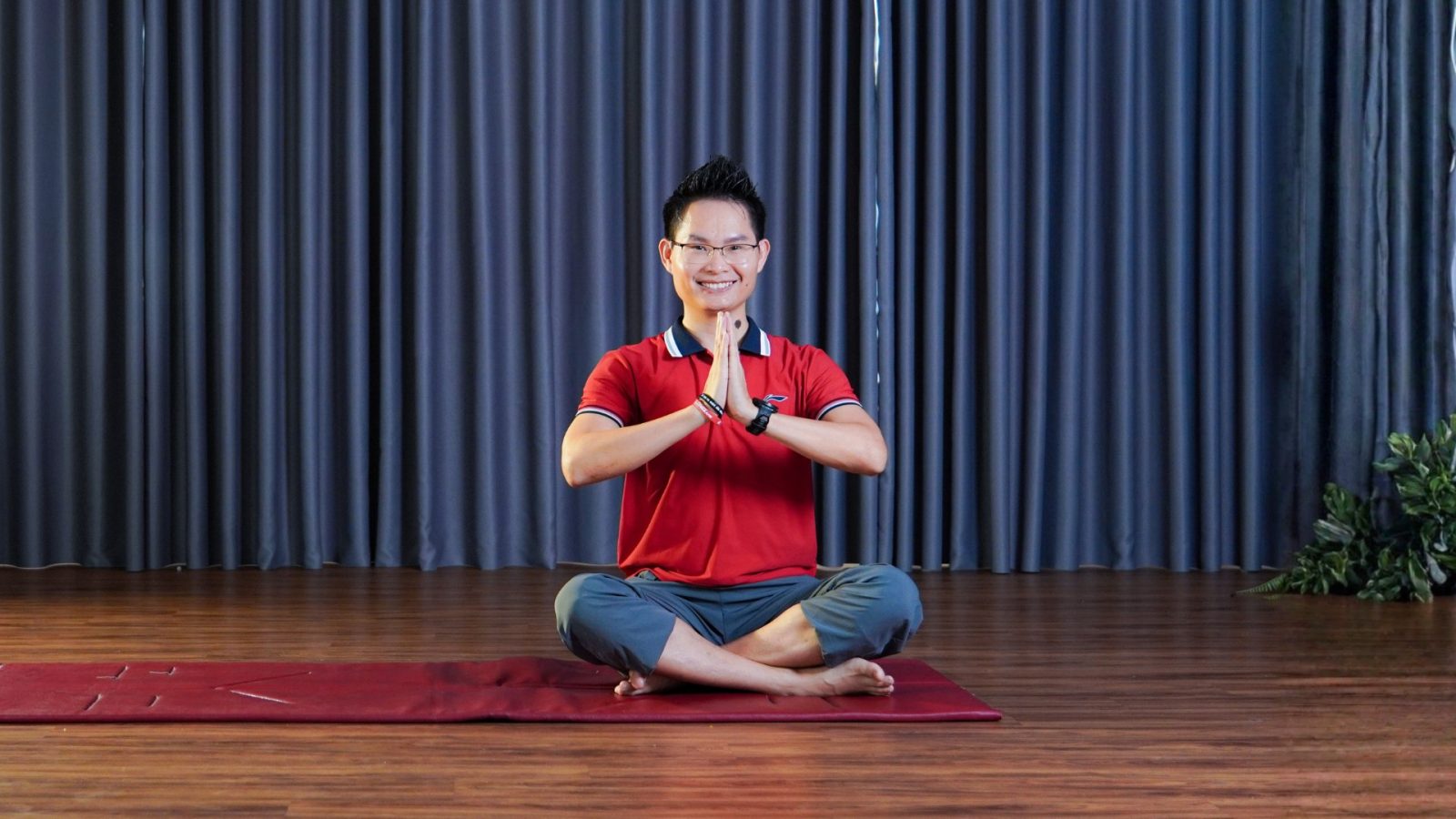 Vai trò của khởi động trước khi tập yoga 7 Khởi động trước khi tập Yoga - tư thế ngồi thiền Sukhasana làm dịu tâm trí