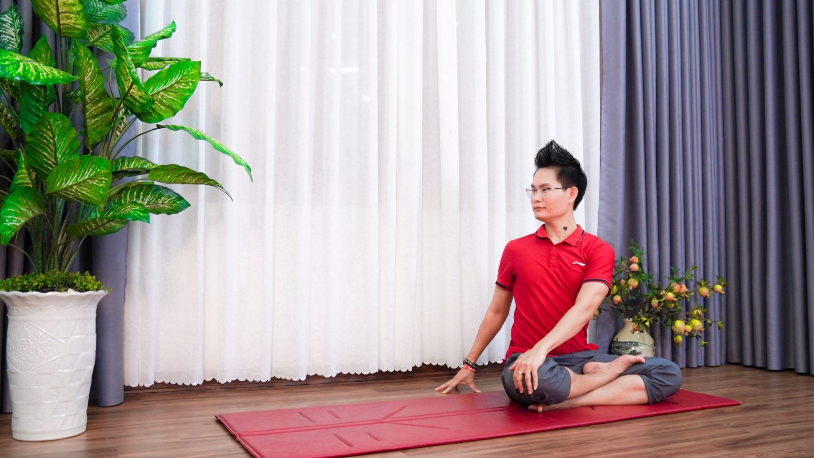 Vai trò của khởi động trước khi tập yoga 8 Khởi động trước khi tập Yoga - động tác vặn cột sống nhẹ nhàng