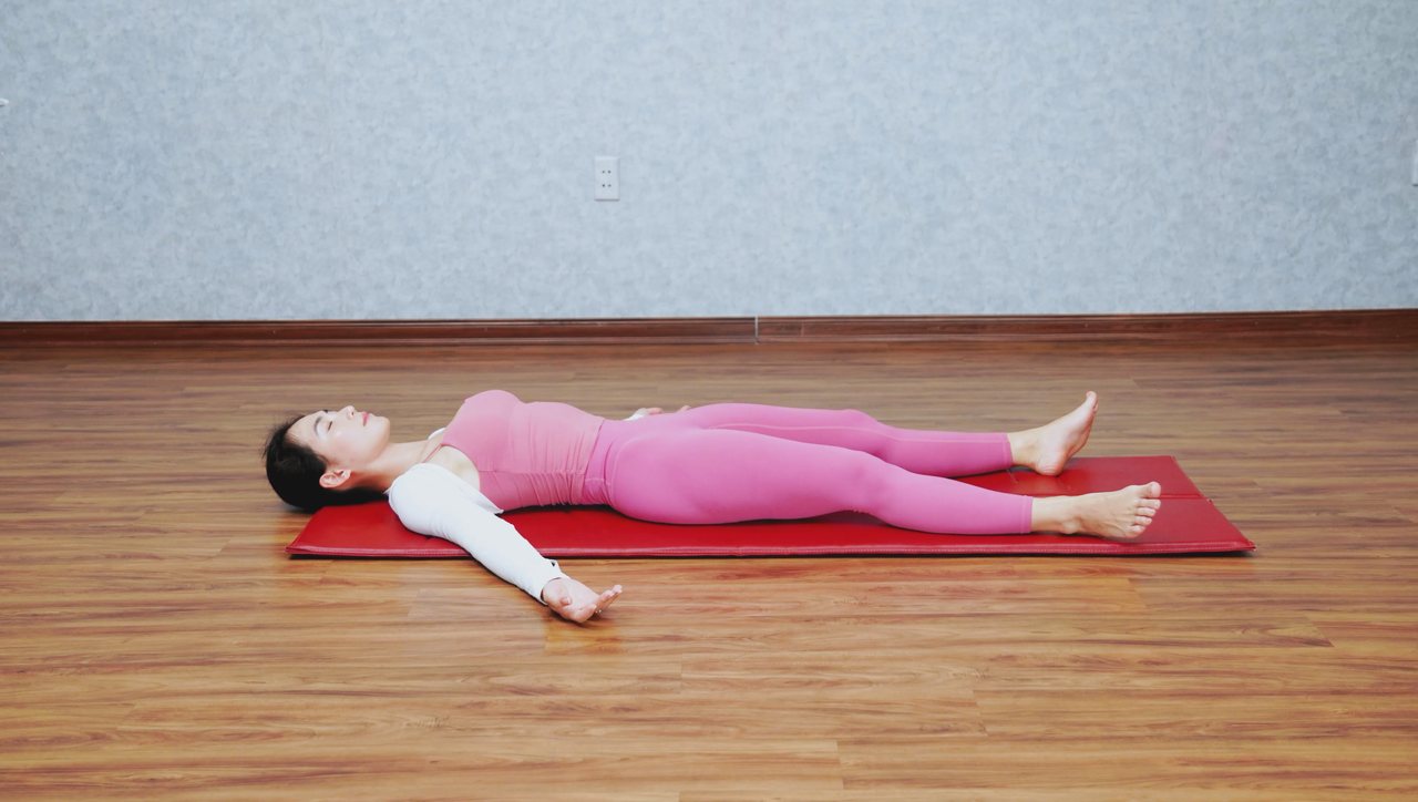 Tư thế xác chết Savasana thư giãn cuối buổi tập yoga