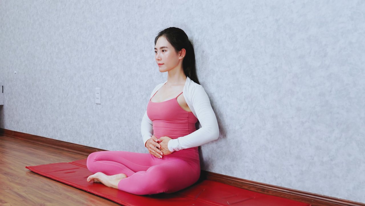 Thở cơ hoành đúng cách khi tập yoga, tay đặt lên bụng cảm nhận hơi thở