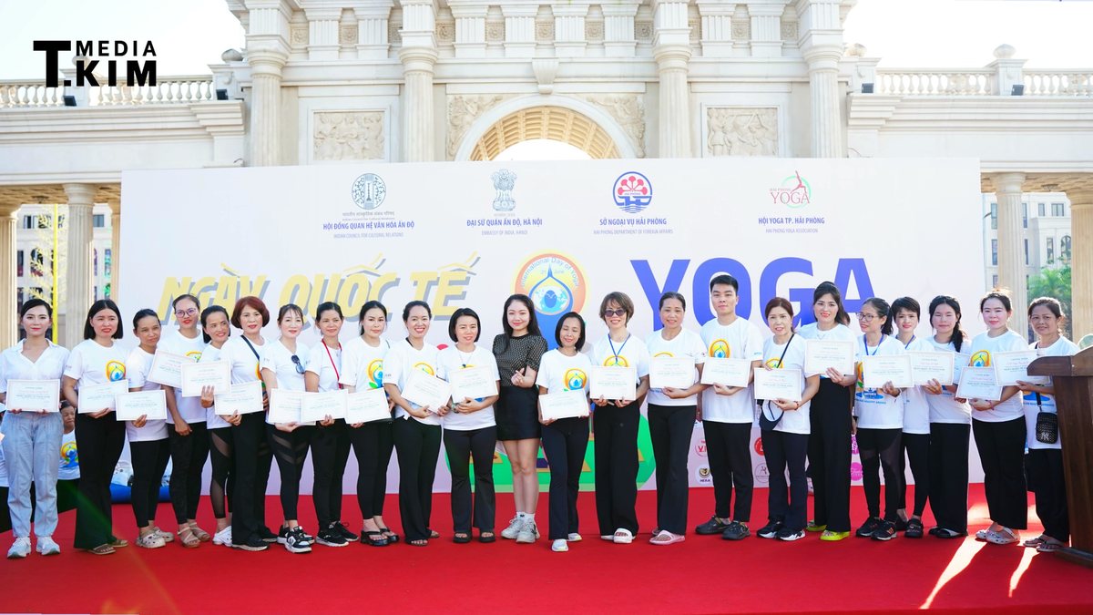 Điều Chưa Biết Về Phó Chủ tịch Hội Yoga Hải Phòng 8 Lưu Yến Linh trao quà cho các câu lạc bộ tại Quốc Tế Yoga 2026 Hải Phòng