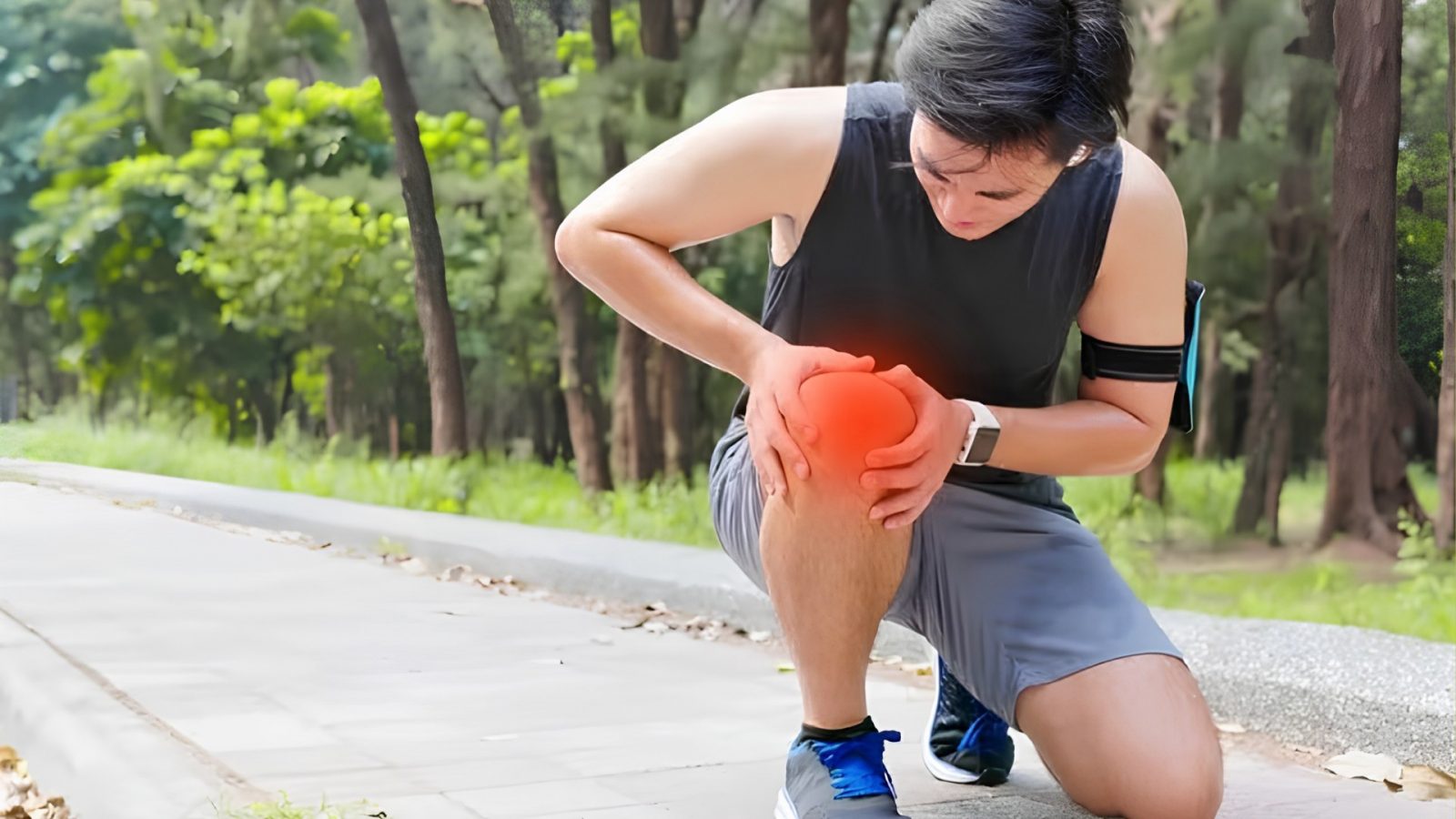 Người trẻ bị đau khớp gối do chấn thương và vận động quá mức khi chạy bộ