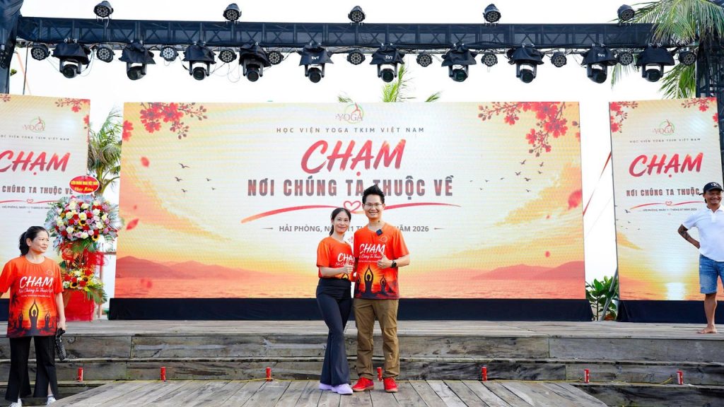 Cô Nguyễn Quế chụp cùng nhà đào tạo Đặng Kim Ba - nhà sáng lập Học viện Yoga T.Kim Việt Nam