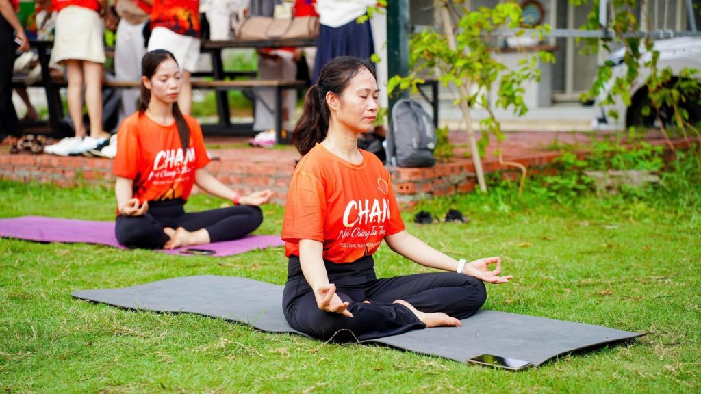Cô Nguyễn Quế trong tư thế thiền tại workshop sự kiện CHẠM 3 Học viện Yoga T.Kim