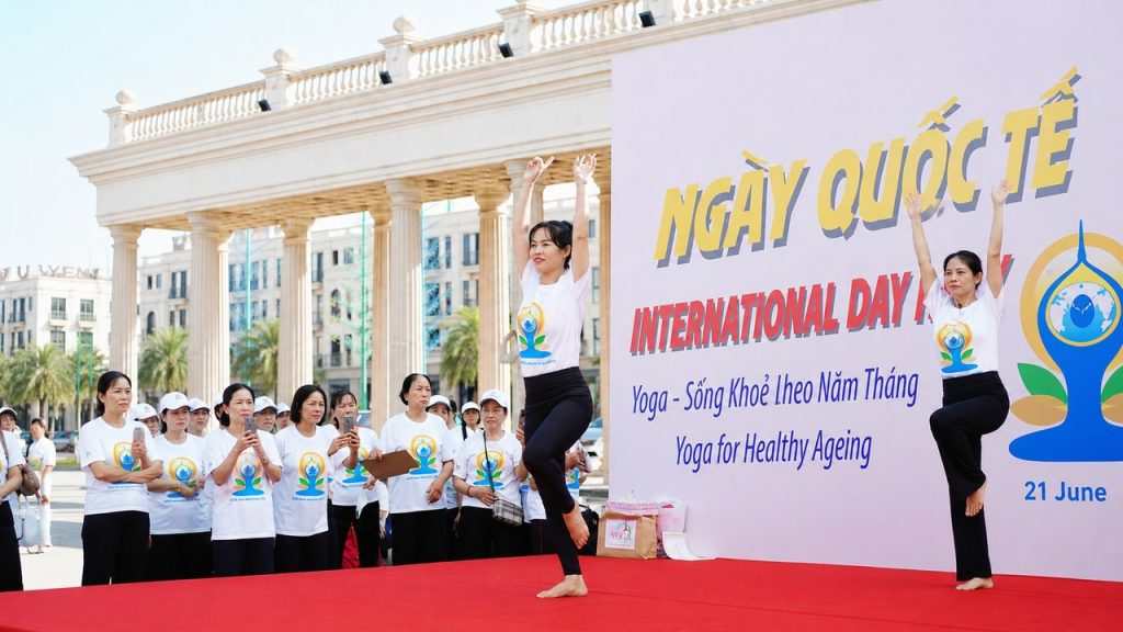 Cô giáo Phạm Duyên: từ lớp Yoga online đến sân khấu Quốc tế Yoga 800 người 6 Cô Phạm Duyên biểu diễn tư thế trên sân khấu Quốc tế Yoga 2026 tại Hải Phòng