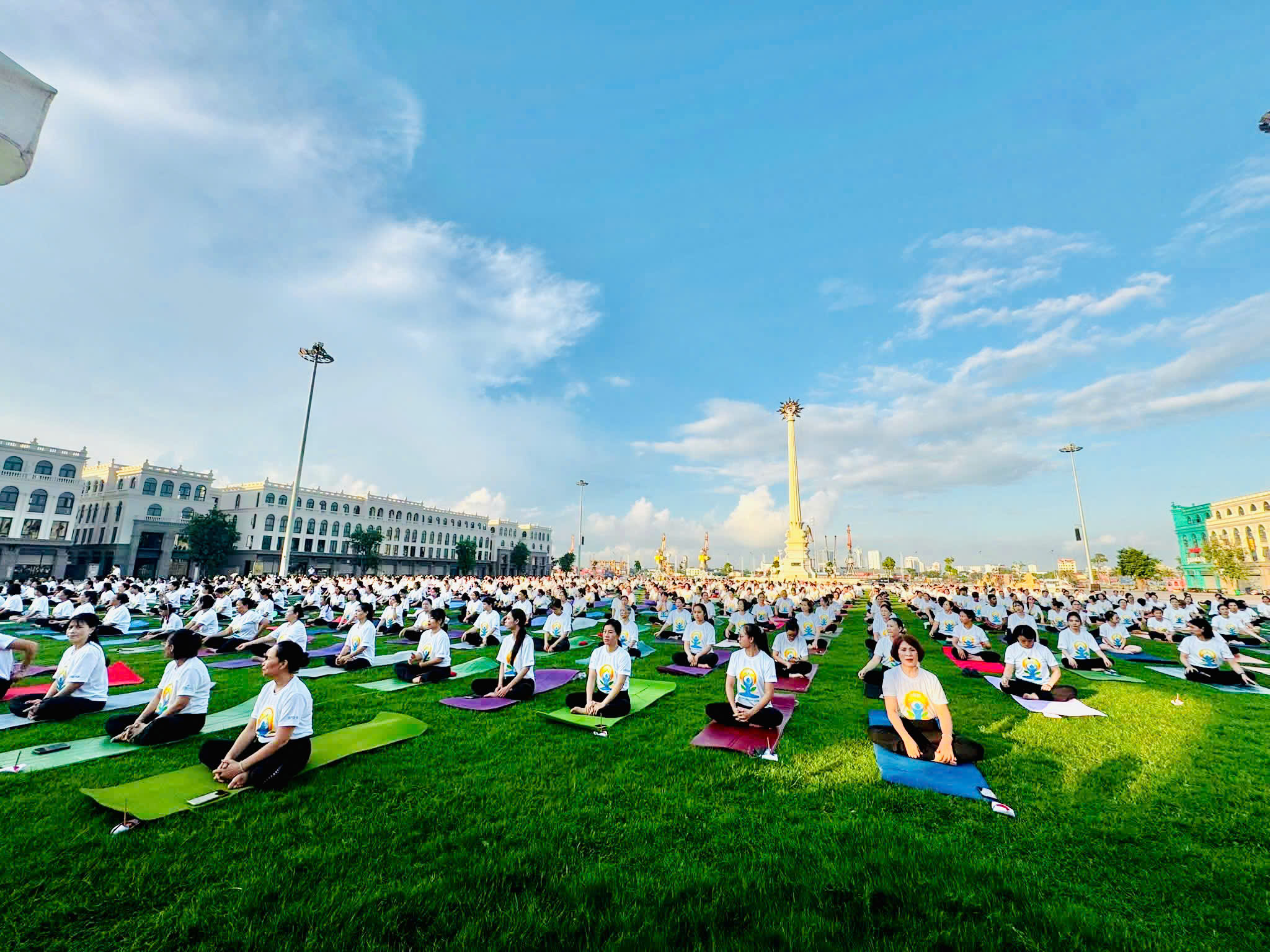 Gần 800 Yogi "Cùng Thở Một Nhịp" — Quốc Tế Yoga Hải Phòng 2026 Tại Đảo Vũ Yên 8 Biểu tượng tháp Mặt Trời bên bờ sông Cấm nhìn từ khu vực đồng diễn Yoga tại Đảo Vũ Yên Hải Phòng