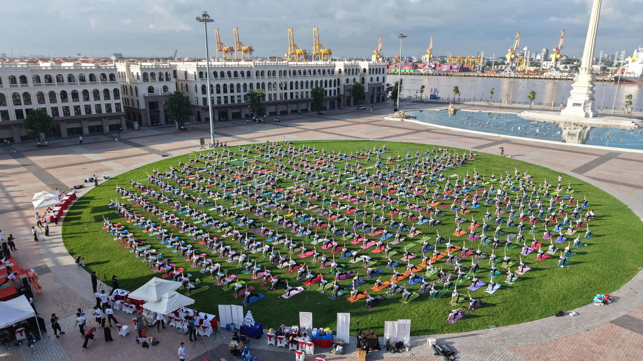 Gần 800 Yogi "Cùng Thở Một Nhịp" — Quốc Tế Yoga Hải Phòng 2026 Tại Đảo Vũ Yên 7 Gần 800 yogi trải thảm thành vòng tròn tại Quảng trường Mặt Trời Đảo Vũ Yên trong sự kiện Quốc tế Yoga Hải Phòng 2026
