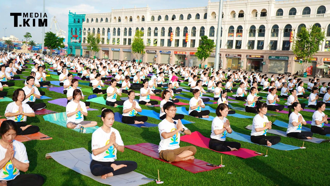 Hang tram nguoi tap yoga dong dien tren tham tai Ngay Quoc te Yoga 2026 Hai Phong